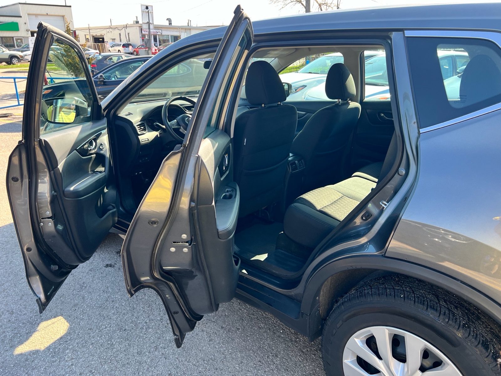 2017 Nissan Rogue AWD SV, photo 9 of 13