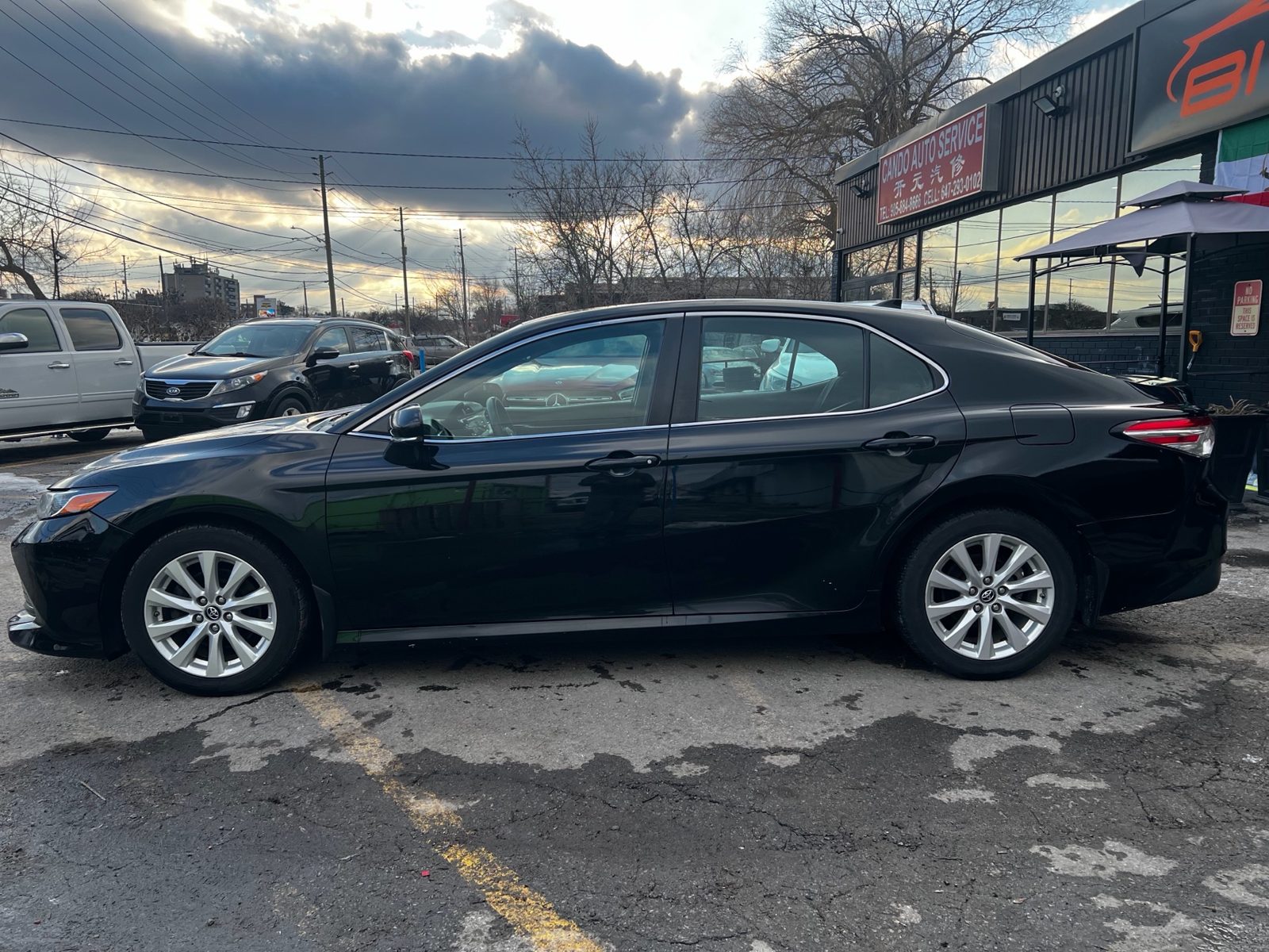 2018 Toyota Camry LE Auto, photo 2 of 12
