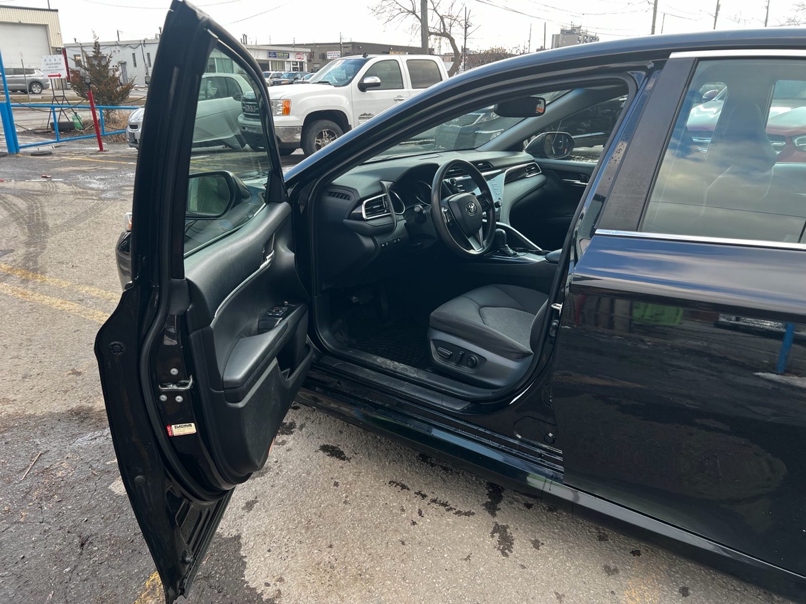 2018 Toyota Camry LE Auto, photo 9 of 12