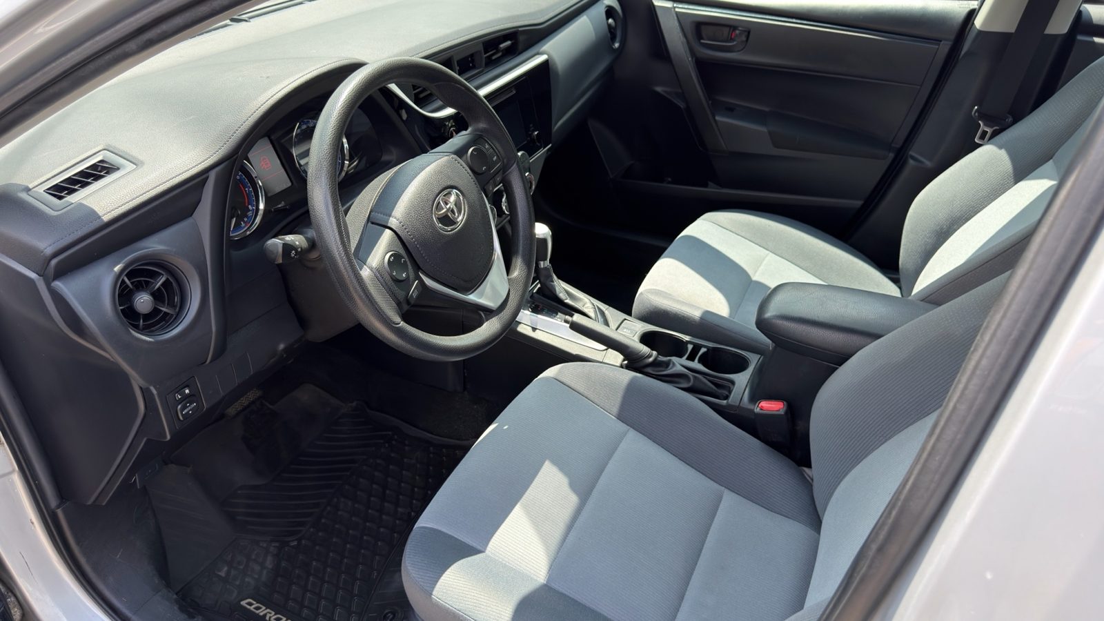 2018 Toyota Corolla CE, photo 9 of 15