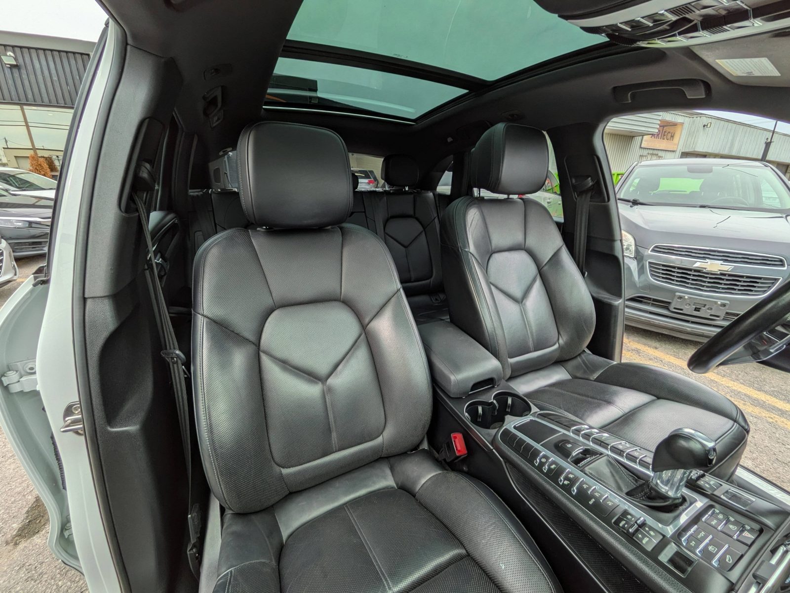 2020 Porsche Macan S AWD, photo 13 of 22